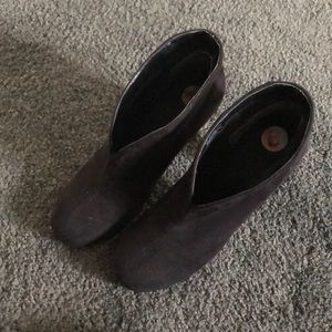 Black suede women's 6 booties